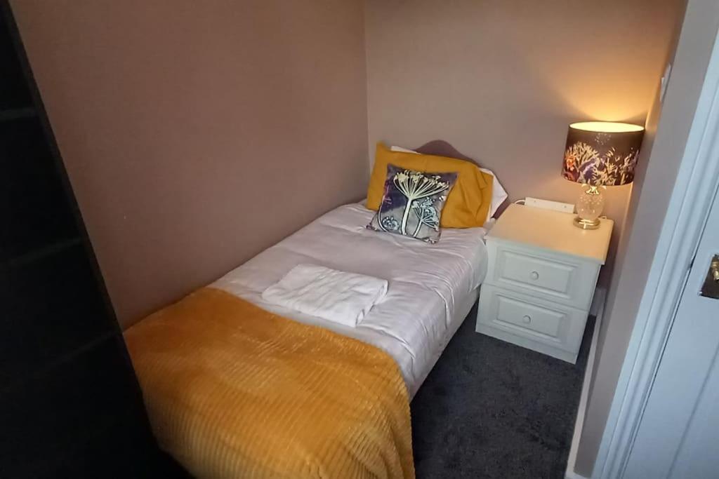 Peaceful Home From Home - Spacious 3 Bedroom House Accommodating 7 - Ideal For Families And Workers Gateshead Exterior photo