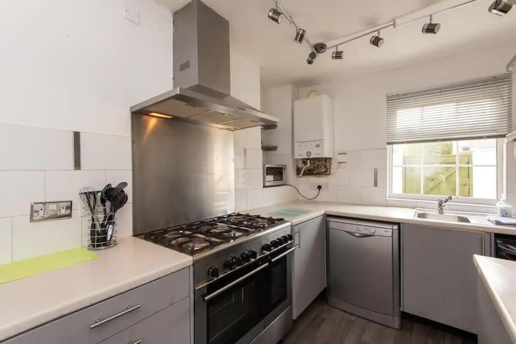 Peaceful Home From Home - Spacious 3 Bedroom House Accommodating 7 - Ideal For Families And Workers Gateshead Exterior photo